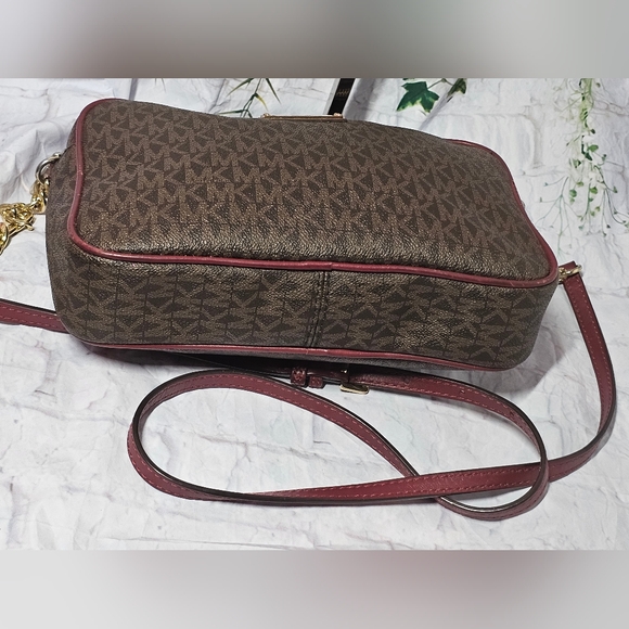 EUC Michael Kors Monogram Crossbody bag - Picture 11 of 12